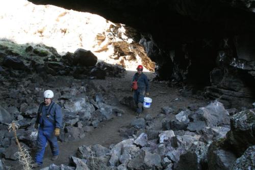 2007021713-45-18-cave